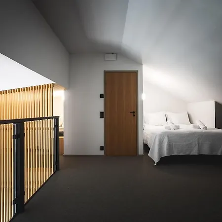 North - Hilltop Gielas