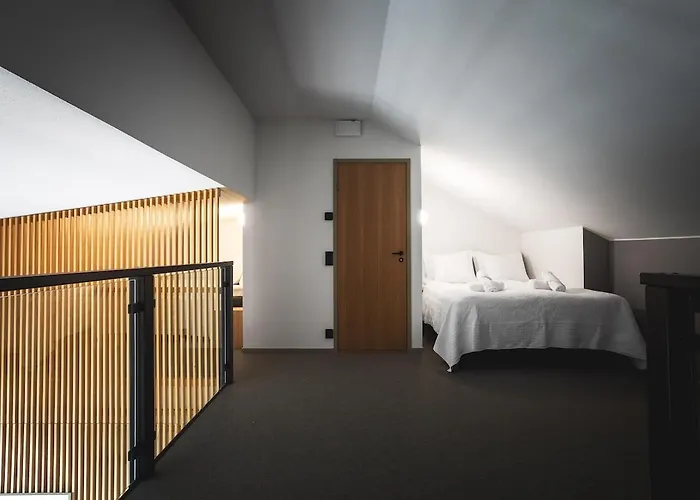 North - Hilltop Gielas